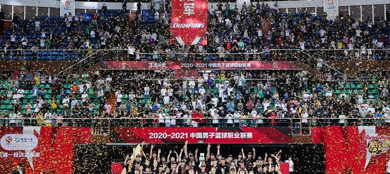 《省港旗兵》完全是香港当地的商业结晶，取材自香港著名的新闻故事:大圈仔一帮人自大陆渡江而来，不仅拥军火自重，而且火力猛烈，不断打家劫舍，作案累累。